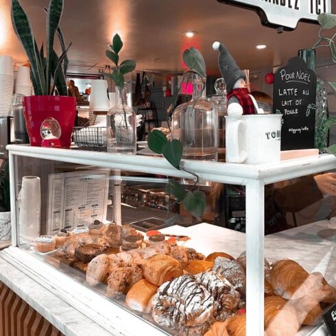comptoir de pâtisseries chez Tommy Café